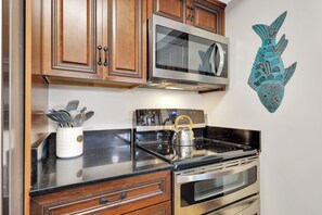 Køleskab, mikrobølgeovn, ovn, kogeplade