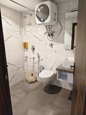 A bathroom with a toilet, bidet, and sink.