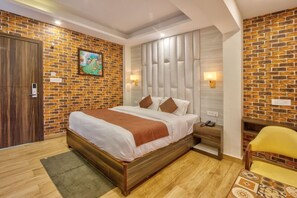 Desk, soundproofing, free WiFi