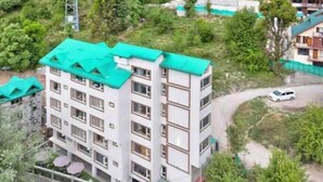 Front of property - hotel sainison manali (Manali)