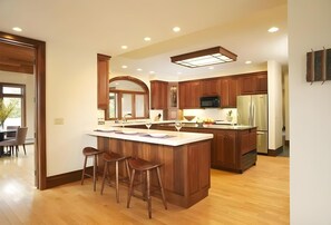 Fridge, microwave, oven, stovetop - The Mountainside House - Luxury Home in Killington (Killington)