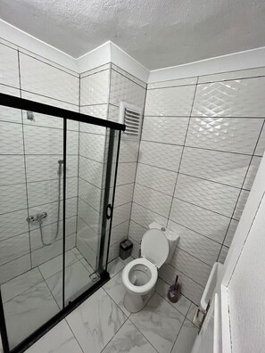 Classic Condo, Balcony, City View | Bathroom | Shower, soap, shampoo, toilet paper - AVRUPA Suit - otel (Bandirma)