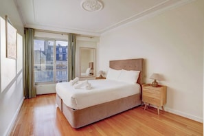 2 bedrooms, desk, iron/ironing board, WiFi - Escape Eiffel / Unique 2BDR with amazing  view to Eiffel Tower (Paris)
