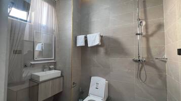 Ducha, artículos de tocador gratuitos, toallas, jabón