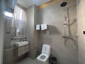 Dusche, kostenlose Toilettenartikel, Handtücher, Seife