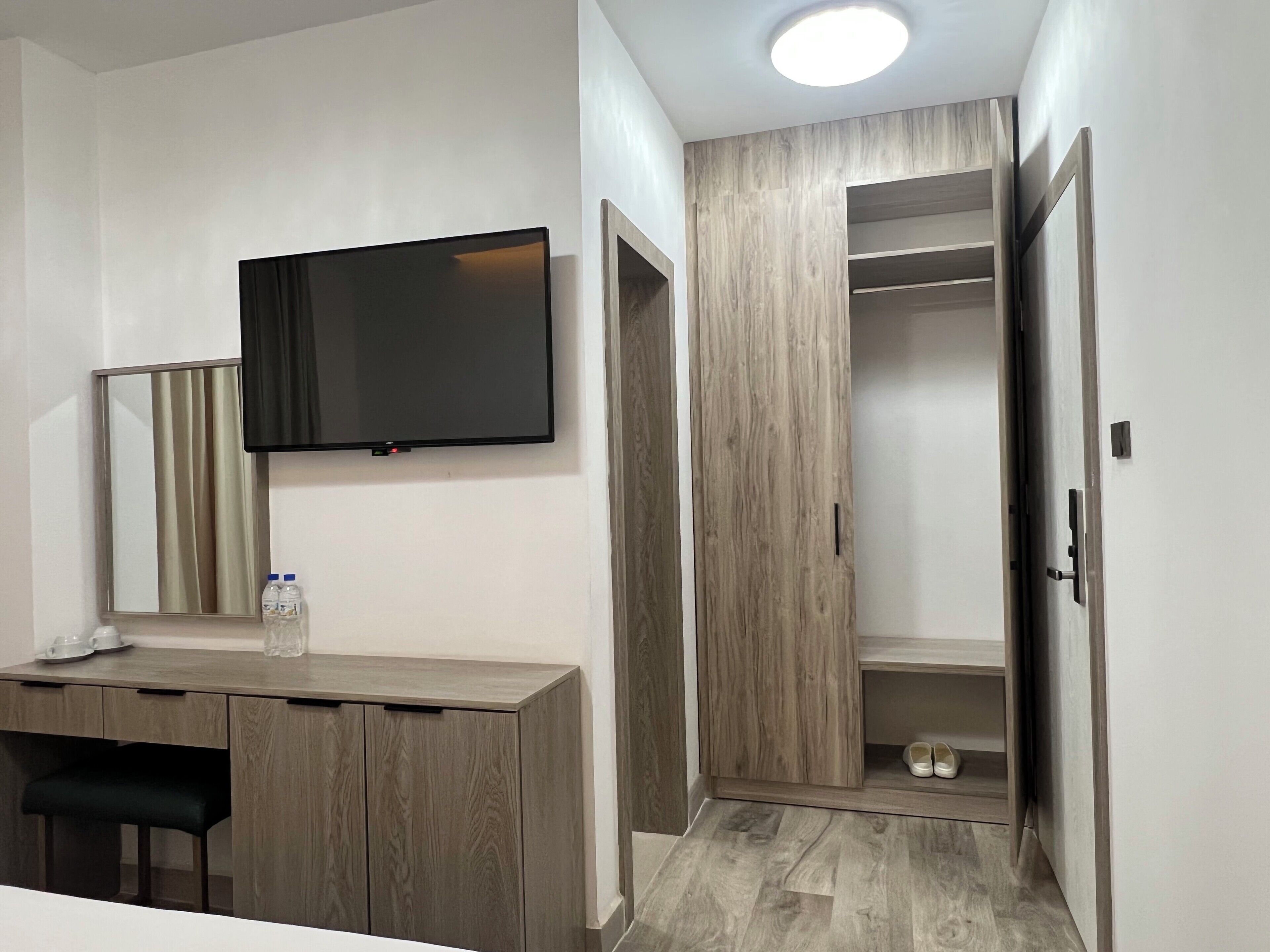Un baño moderno con tocador de madera, espejo y retrete.