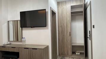 Un baño moderno con tocador de madera, espejo y retrete.