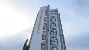 Korkea hotellirakennus, jonka julkisivussa on teksti ”CELSOLO HOTEL”.