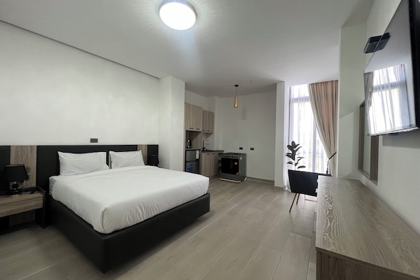 Luxury Studio Suite | Desk, laptop workspace, free WiFi