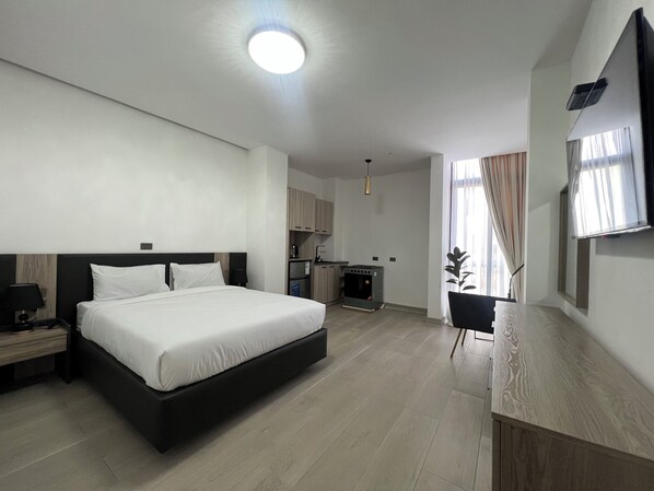 Luxury Studio Suite | Desk, laptop workspace, free WiFi