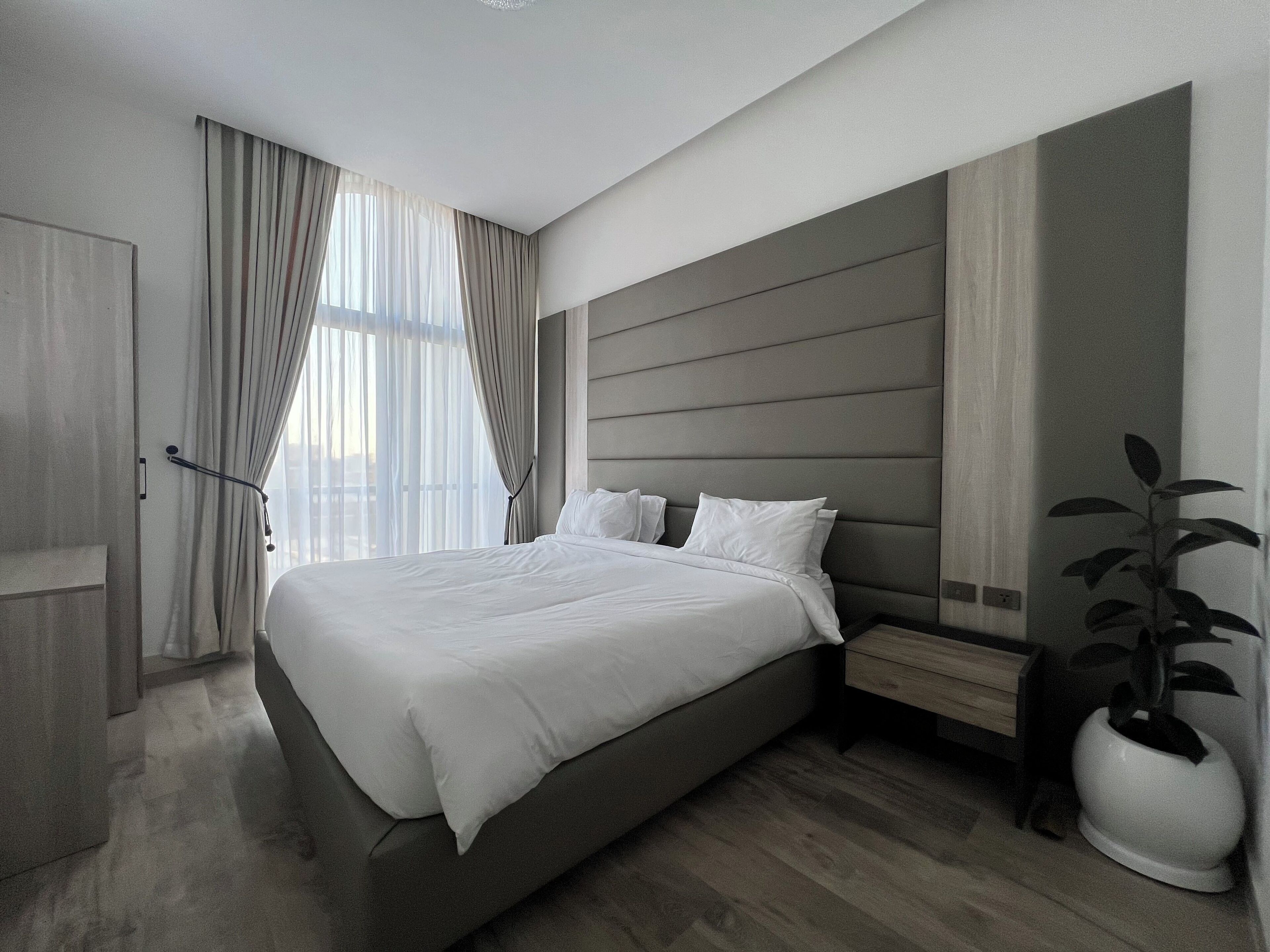 مكتب ومساحة عمل للكمبيوتر المحمول وواي فاي مجانًا