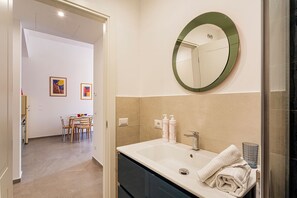 Eenvoudig appartement | Badkamer