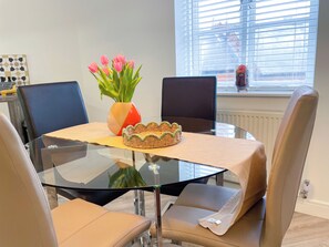Appartement Deluxe, vue sur la ville | Repas dans la chambre