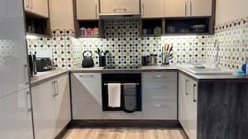 Departamento superior, vista a la ciudad | Cocina privada | Refrigerador con congelador, microondas, horno y parrilla de estufa