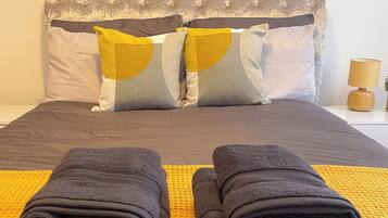 Deluxe-Apartment, Stadtblick | Schreibtisch, laptopgeeigneter Arbeitsplatz, Bügeleisen/Bügelbrett