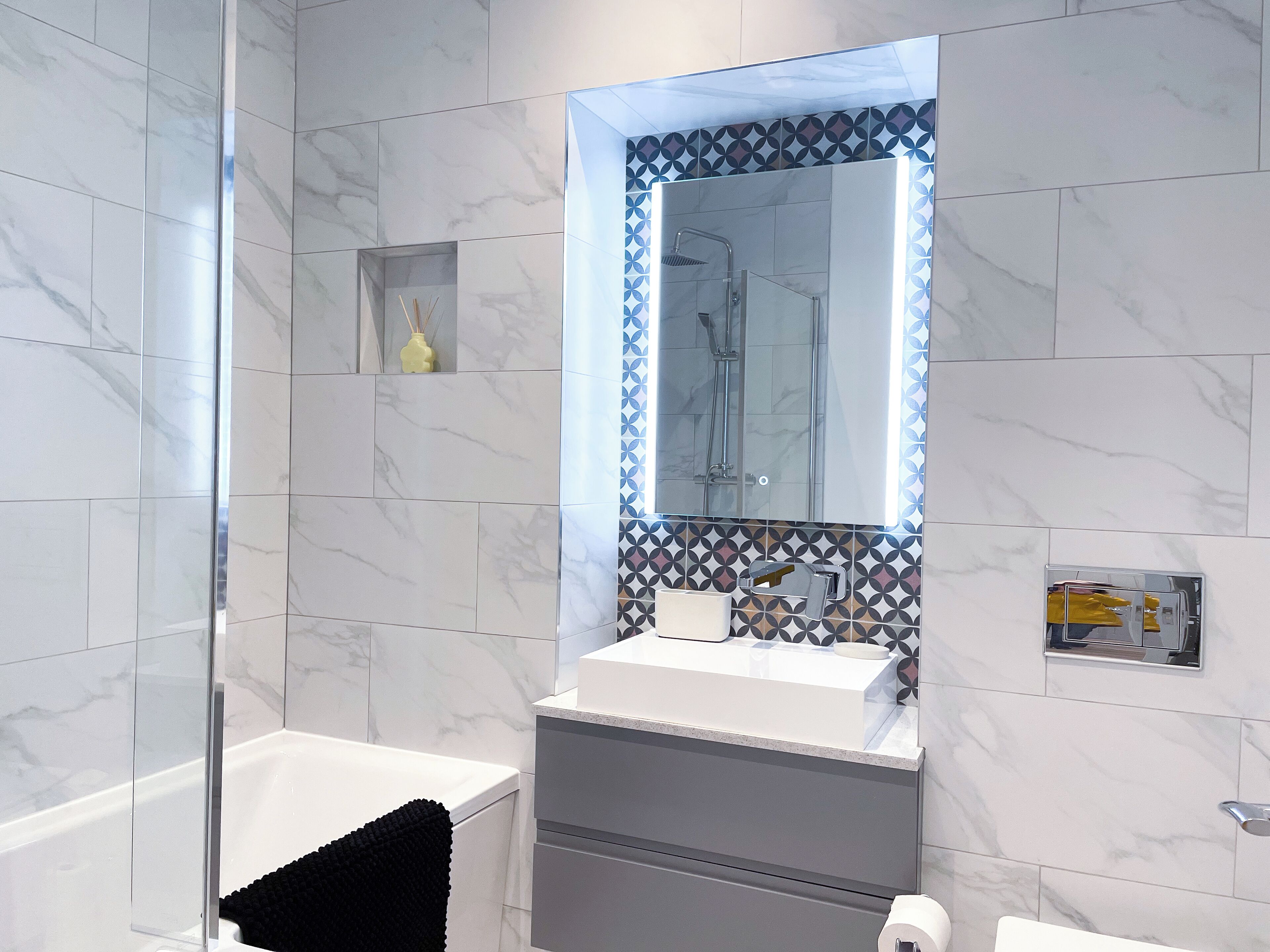Deluxe Apartment, City View | Bathroom | Combined shower/tub, hair dryer, towels, soap