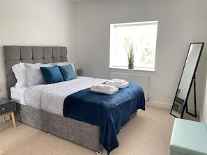 Superior Apartment, City View | Desk, laptop workspace, iron/ironing board, free WiFi - Evan's Yard (Bicester)