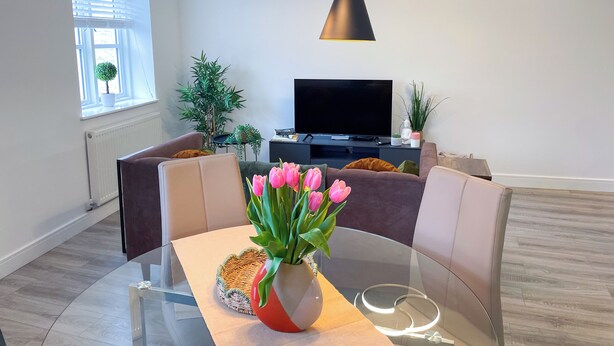 Deluxe Apartment, City View | In-room dining - Evan's Yard (Bicester)