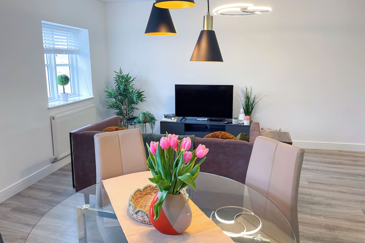 Deluxe Apartment, City View | In-room dining