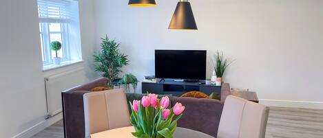 Lägenhet Deluxe - utsikt mot staden | Matservice på rummet