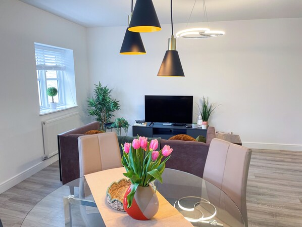 Deluxe-Apartment, Stadtblick | Essbereich im Zimmer