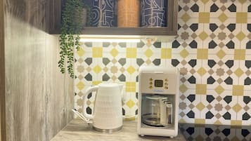 Deluxe Apartment, City View | Private kitchen | Full-size fridge, microwave, oven, stovetop
