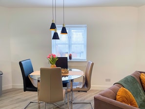 Deluxe Apartment, City View | In-room dining - Evan's Yard (Bicester)