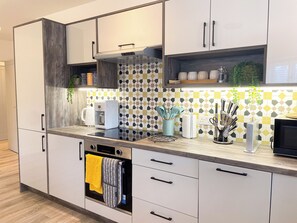 디럭스 아파트, 시내 전망 | 전용 주방 | 대용량 냉장고, 전자레인지, 오븐, 쿡탑