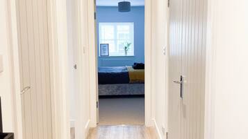 Deluxe Apartment, City View | Living area