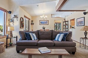 テレビ、暖炉、DVD プレーヤー、書庫