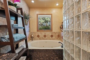 Shower, hair dryer, towels, shampoo - Prescott Golf Oasis  Upscale Comfort Dog Friendly (Dewey)