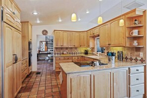 Fridge, microwave, oven, stovetop - Prescott Golf Oasis  Upscale Comfort Dog Friendly (Dewey)