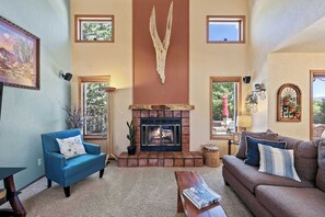 テレビ、暖炉、DVD プレーヤー、書庫