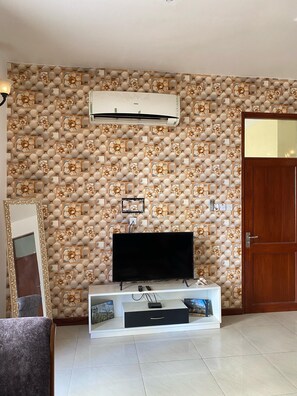 Basic Apartment, Garden View | Living area