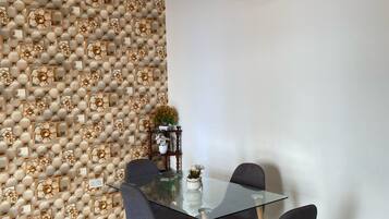Apartemen Basic, pemandangan kebun | Makan di kamar
