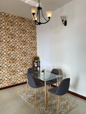 Basic-Apartment, Gartenblick | Essbereich im Zimmer