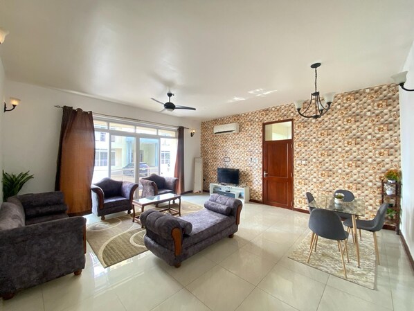 Basic Apartment, Garden View | Living area