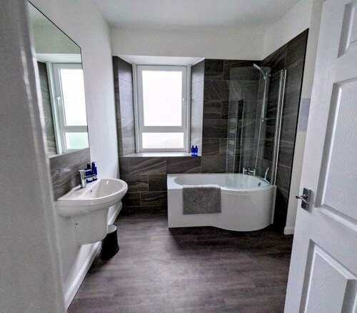 Troon town centre apartment. Great for golf, beach, coastal walks and much more.