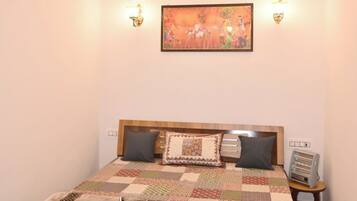 Deluxe Double Room | Desk, laptop workspace, free WiFi