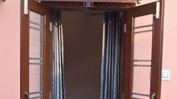 Desk, laptop workspace, free WiFi