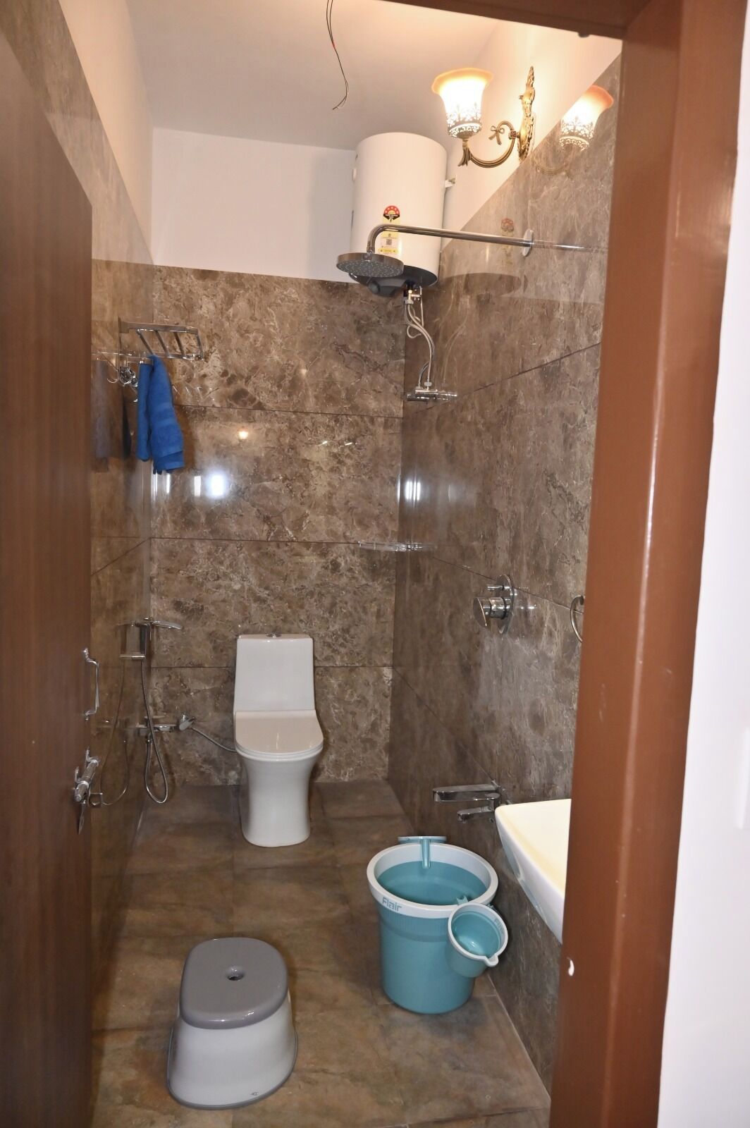 Deluxe Double Room | Bathroom | Shower, towels, soap, shampoo