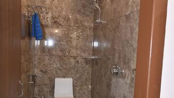 Deluxe Double Room | Bathroom | Shower, towels, soap, shampoo