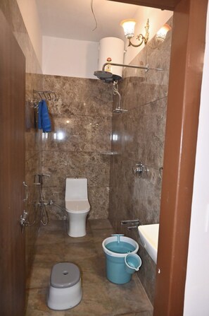 Deluxe Double Room | Bathroom | Shower, towels, soap, shampoo - Ardas Villa Bikaner (Bikaner)