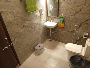 ห้องสแตนดาร์ดดับเบิล, วิวเมือง | ห้องน้ำ | ฝักบัว, ผ้าเช็ดตัว, สบู่, ยาสระผม