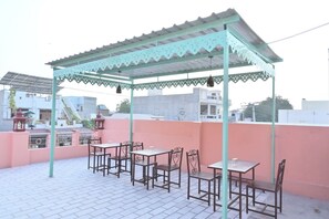 รับประทานอาหารกลางแจ้ง