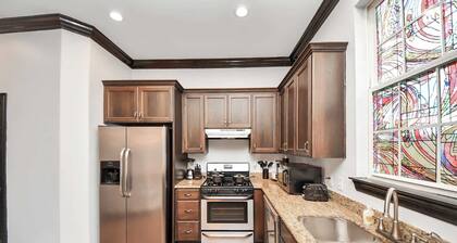 Stylish Houston Getaway with Hot Tub