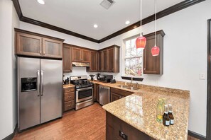 Réfrigérateur, four à micro-ondes, un four, surface de cuisson