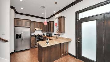 Kjøleskap, mikrobølgeovn, ovn og kokeplater