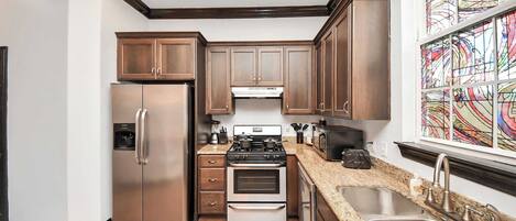 Kjøleskap, mikrobølgeovn, ovn og kokeplater