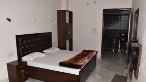 Un dormitorio con una cama grande, una mesita de noche, un armario y una escalera que sube a un piso superior.